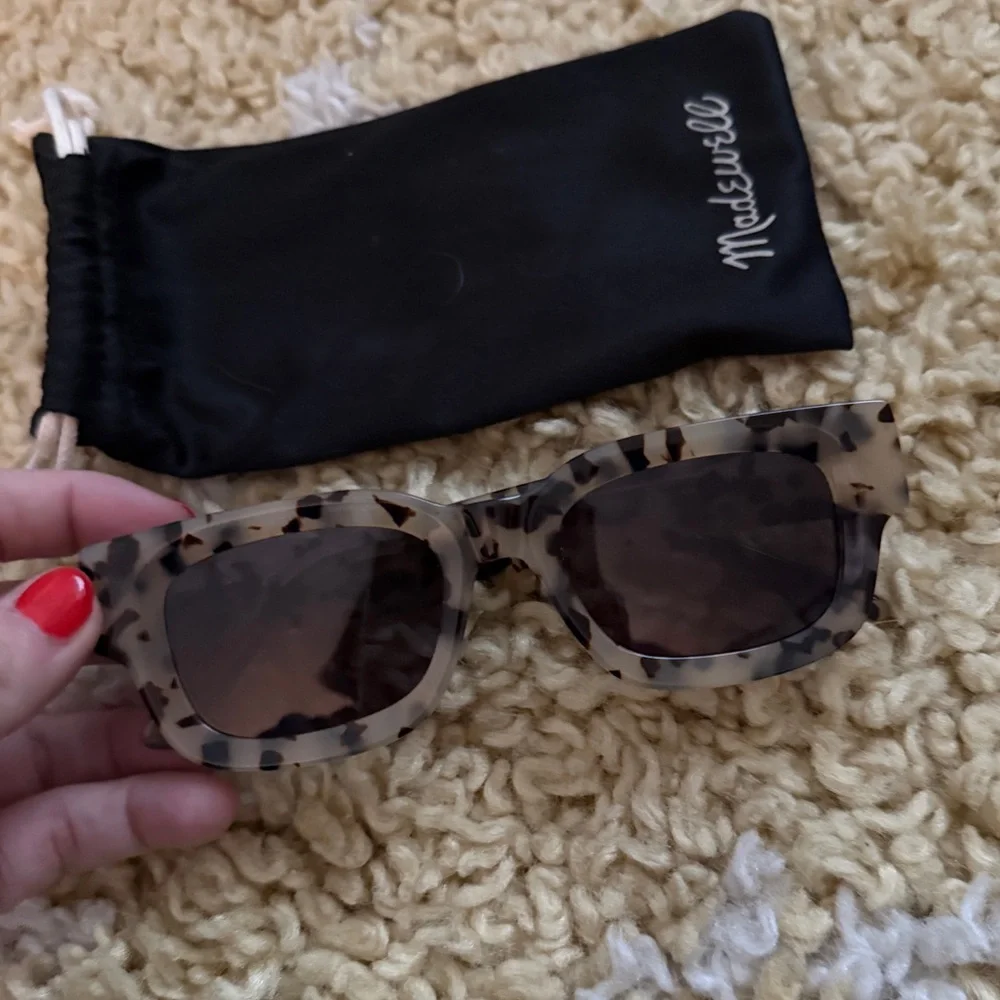 Madewell Safton Sunglasses in French Vanilla - Picture 4 of 5